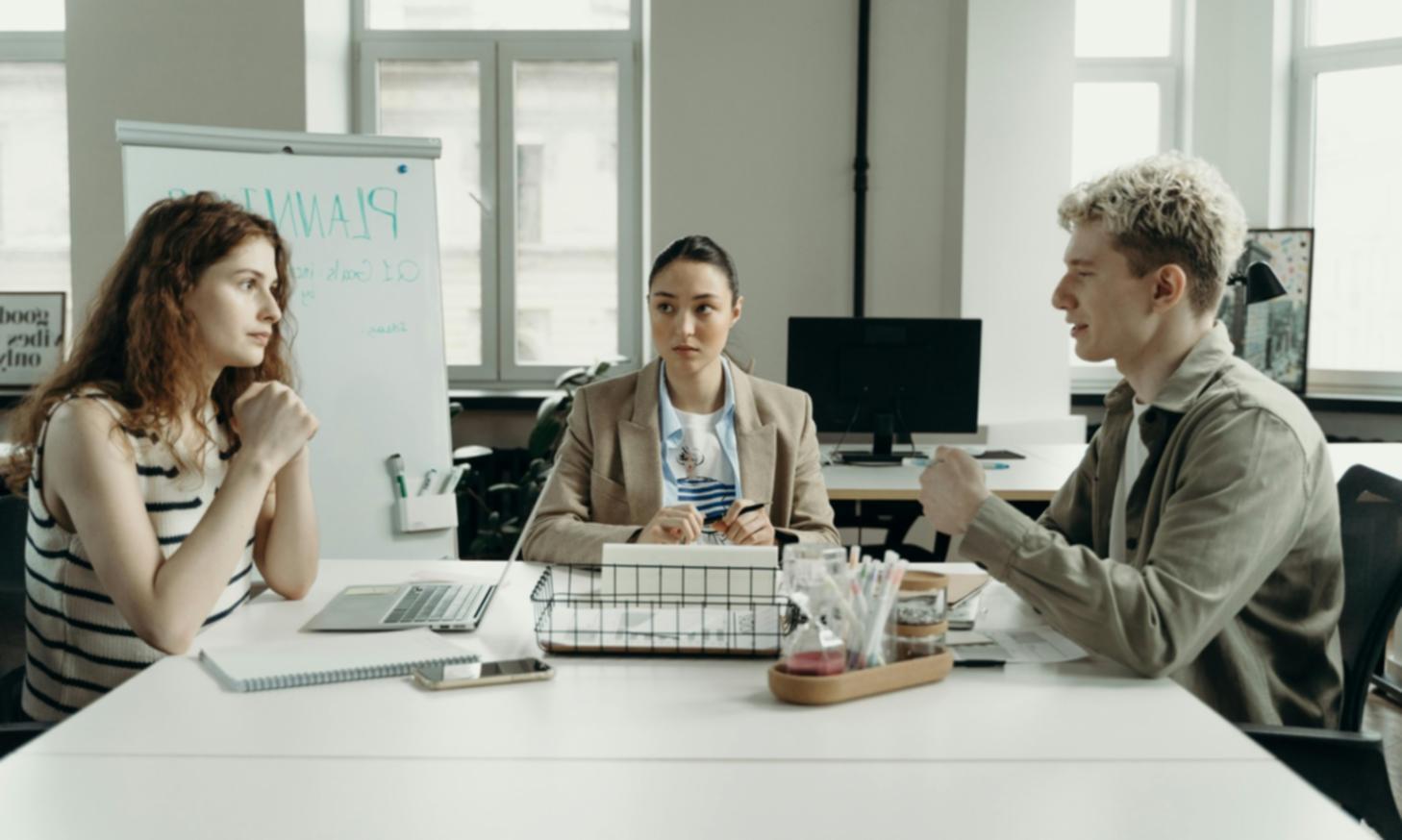 Environnement de travail moderne illustrant notre approche professionnelle du conseil en assurance