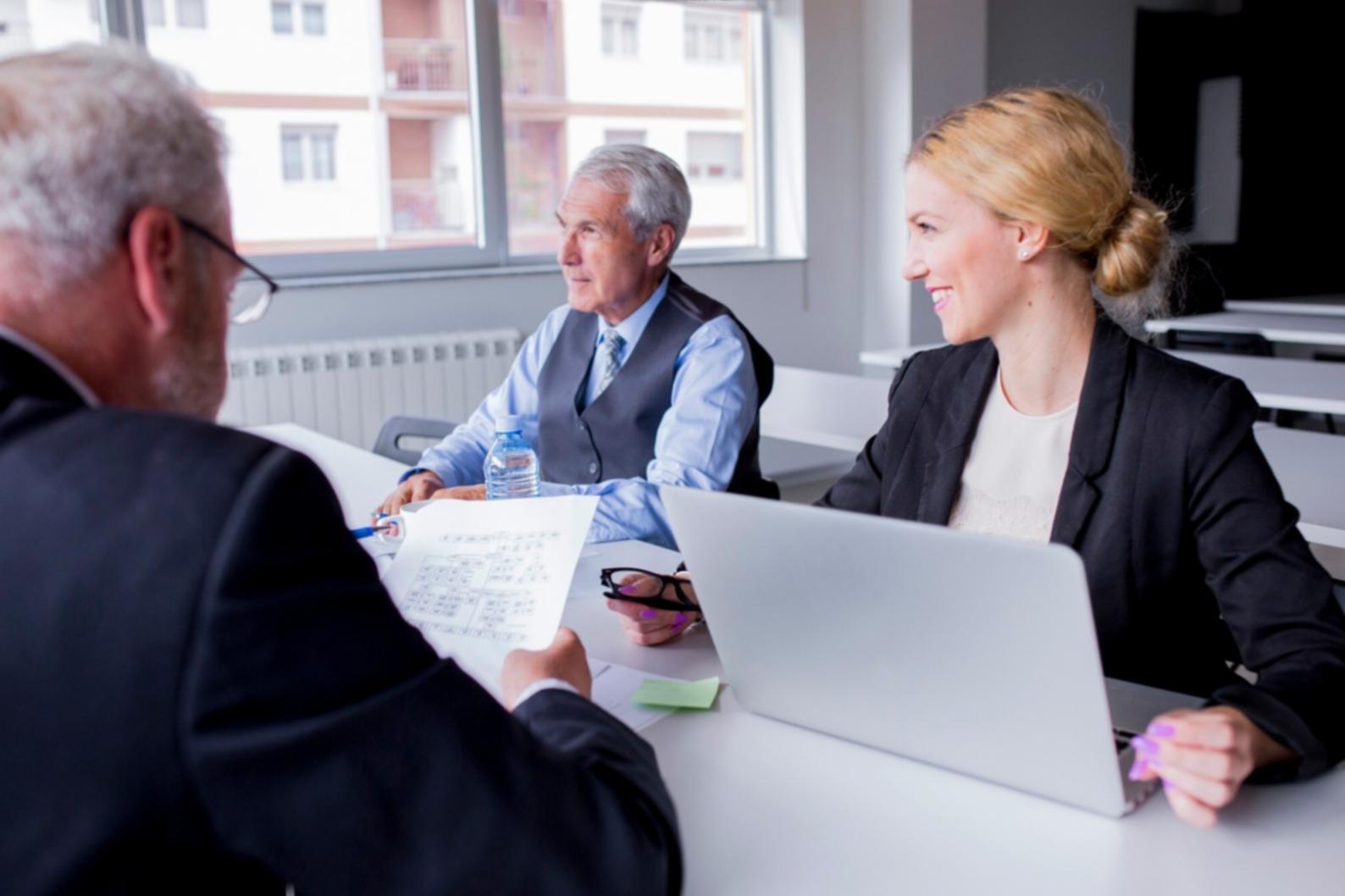 Analyse personnalisée des besoins d'assurance avec documents et graphiques