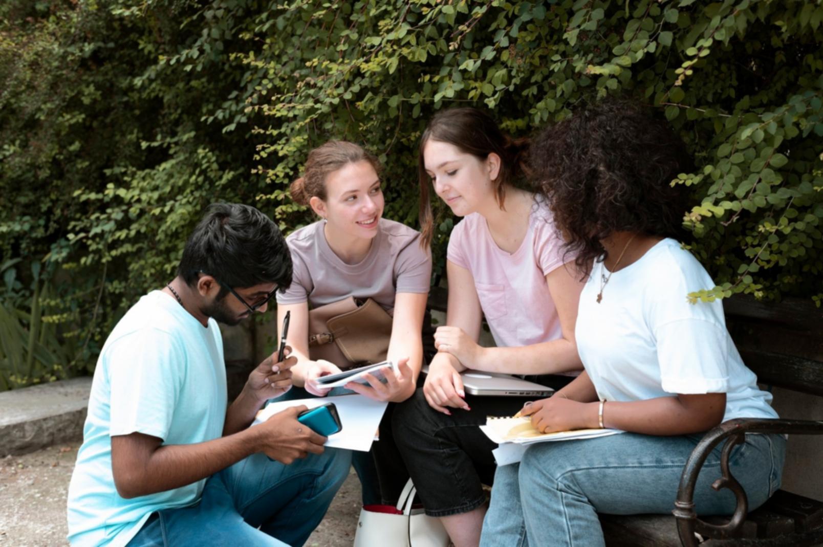Consultation personnalisée en assurance dans un environnement professionnel et chaleureux